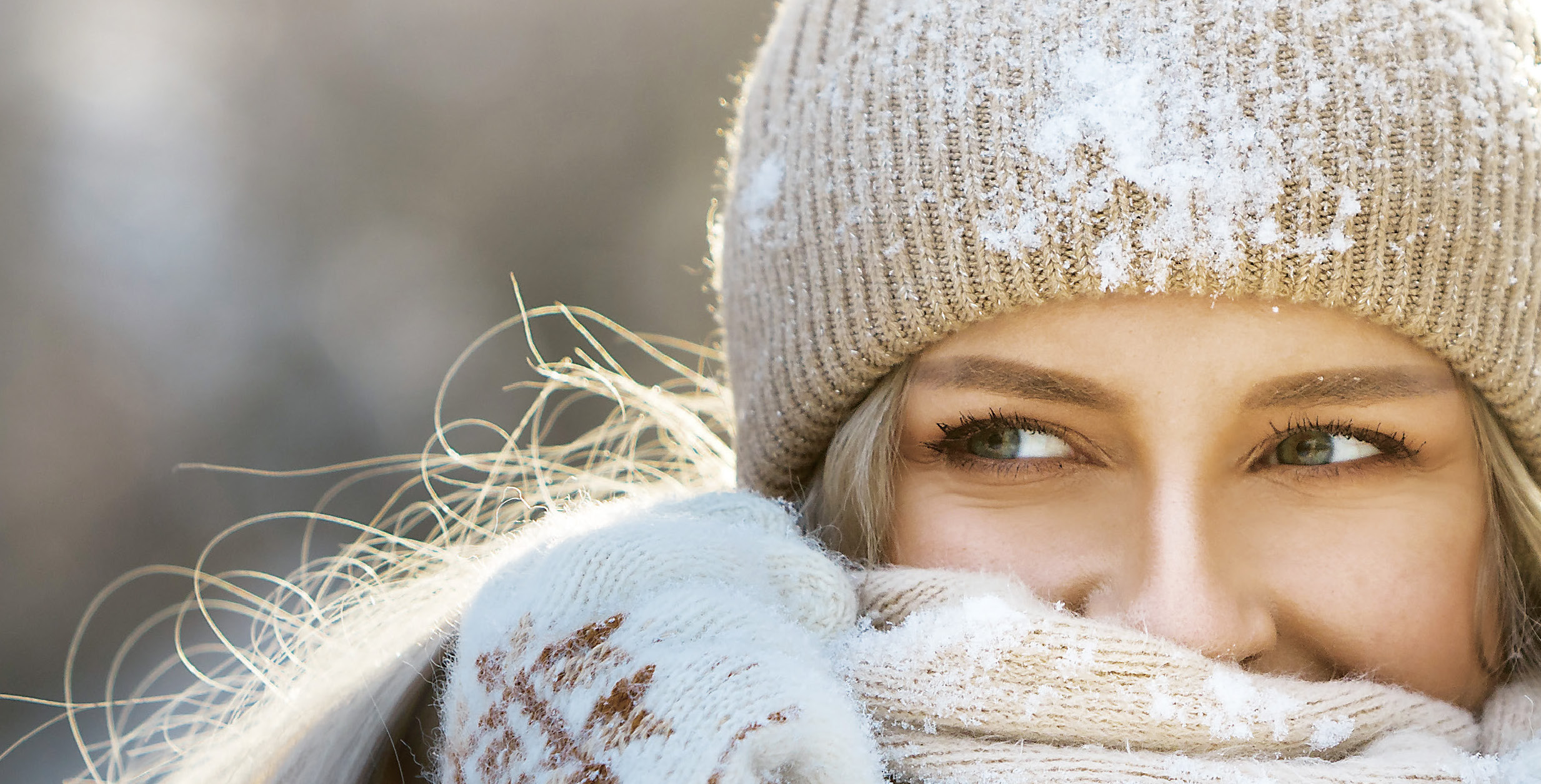 Frau mit Wintermütze und Schal