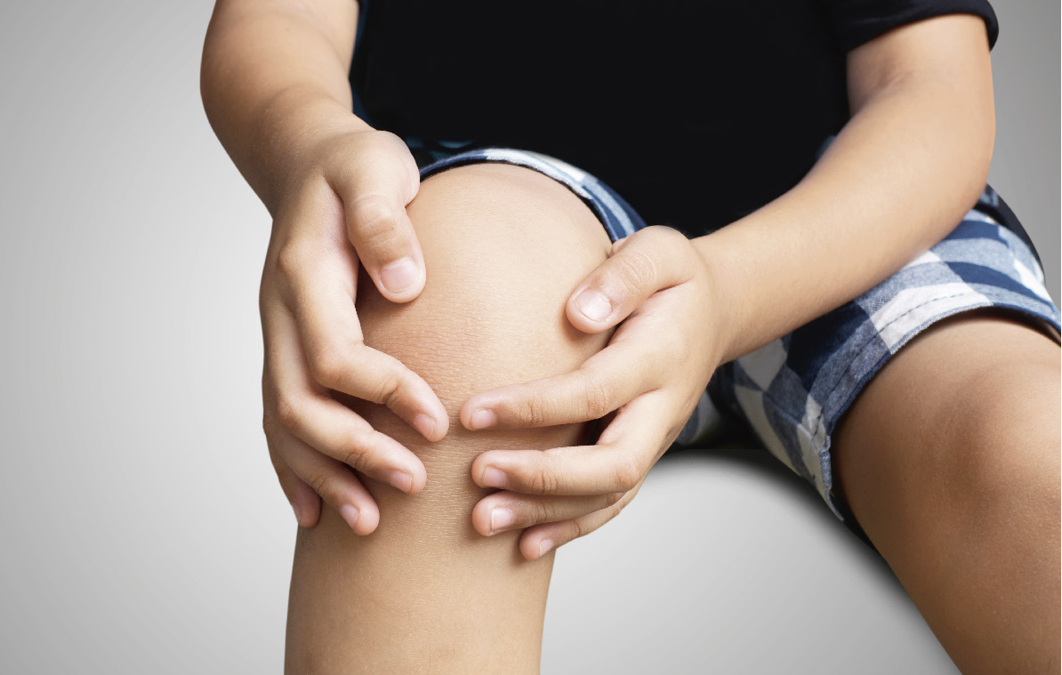 junge_ha_lt_sein_knie